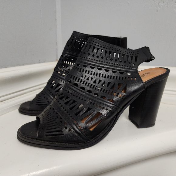 Women's Pumps - Picture 2 of 5